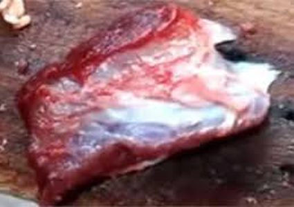 قطعة من اللحم تتحرك في سوق عام (فيديو)