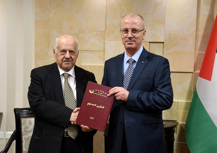 رئيس الوزراء الفلسطيني ، رامي حمدالله يستقبل التقرير السنوي لمؤسسة إدارة وتنمية أموال الأيتام ، 2017 ، في مدينة رام الله بالضفة الغربية.