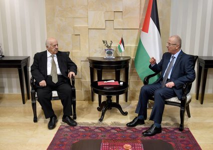 رئيس الوزراء الفلسطيني ، رامي حمدالله يستقبل التقرير السنوي لمؤسسة إدارة وتنمية أموال الأيتام ، 2017 ، في مدينة رام الله بالضفة الغربية.