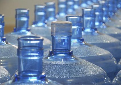 الصحة تغلق مختبرا طبيا ومصنعا لتعبئة المياه