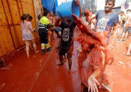 "حرب الطماطم" تندلع في بونول الإسبانية