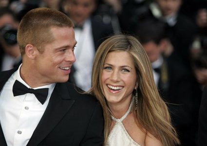 أنستون تساعد براد بيت في معركة حضانة أطفاله