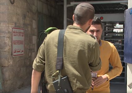 معاناة الطلبة في تل الرميدة من مضايقات الاحتلال