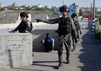 الاحتلال يحتجز شاباً وينصب حواجز عسكرية جنوب جنين