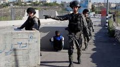 الاحتلال يحتجز شاباً وينصب حواجز عسكرية جنوب جنين