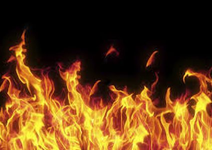 حرقت زوجها ونفسها بعد معركة عنيفة