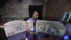 تركيا تخفض الضرائب على ودائع الليرة