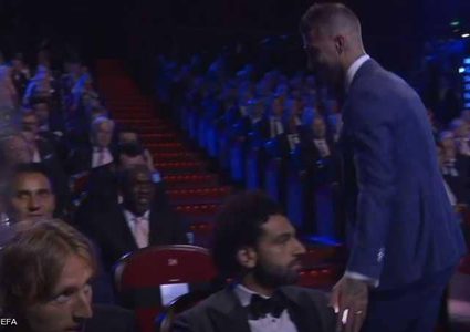 محمد صلاح يتجاهل راموس بعد جائزة "أحسن مدافع"