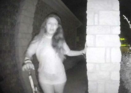 إمرأة غامضة تثير الرعب في تكساس! (فيديو)