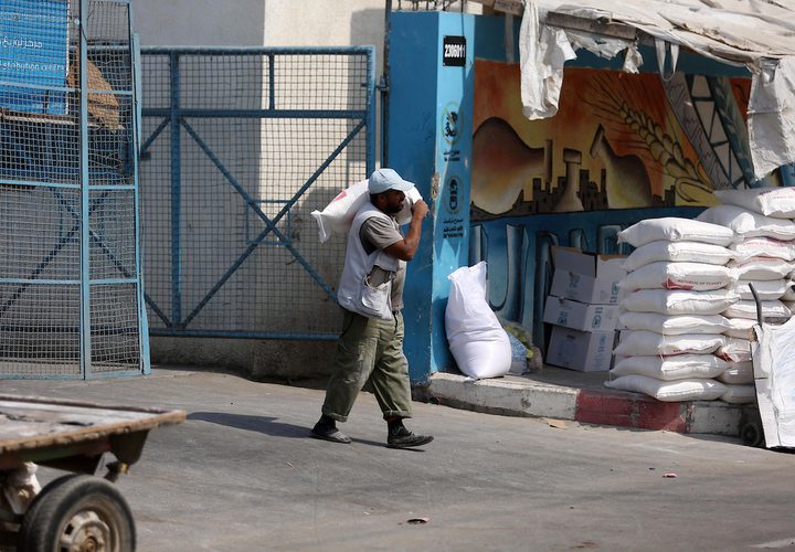 فلسطينيون يسيرون في أحد شوارع مخيم الشاطئ للاجئين ، بعد أن أوقفت الولايات المتحدة يوم الجمعة كل التمويل لأونروا