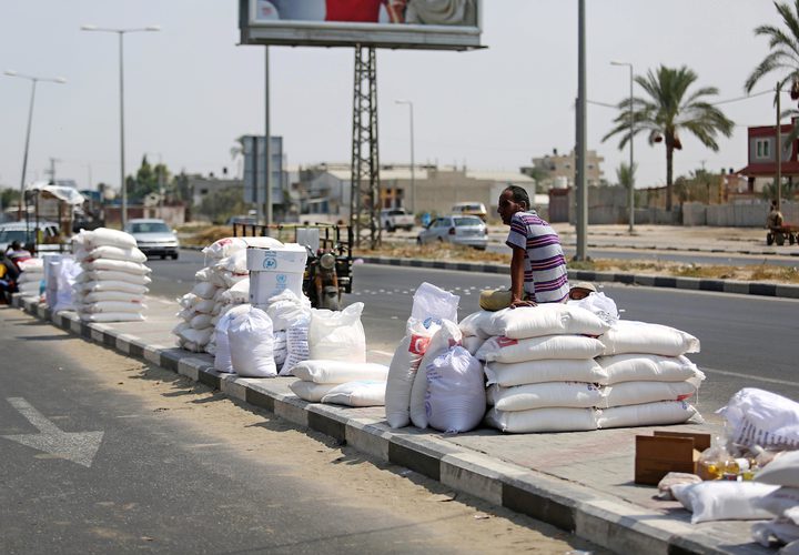 فلسطينيون يسيرون في أحد شوارع مخيم الشاطئ للاجئين ، بعد أن أوقفت الولايات المتحدة يوم الجمعة كل التمويل لأونروا