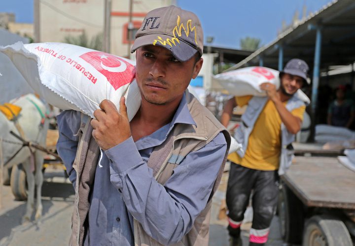 فلسطينيون يسيرون في أحد شوارع مخيم الشاطئ للاجئين ، بعد أن أوقفت الولايات المتحدة يوم الجمعة كل التمويل لأونروا