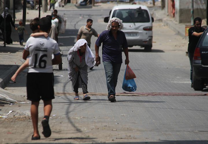 فلسطينيون يسيرون في أحد شوارع مخيم الشاطئ للاجئين ، بعد أن أوقفت الولايات المتحدة يوم الجمعة كل التمويل لأونروا