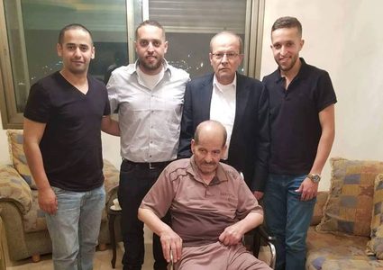 أبو بكر يطمئن على صحة الأسير المحرر أبو كبر