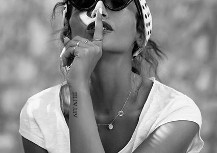 دينا الشربيني تضع نفس وشم عمرو دياب!