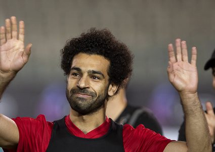 بعد أزمته مع اتحاد الكرة... محمد صلاح يصل القاهرة