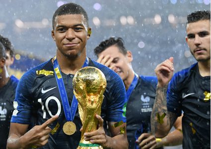 جماهير فرنسا ترشح مبابي للكرة الذهبية