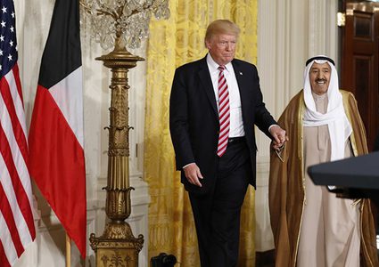 لقاء يجمع امير الكويت بترامب