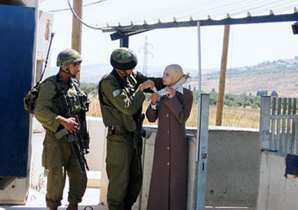 الاحتلال يعتقل مواطنة على حاجز قلنديا