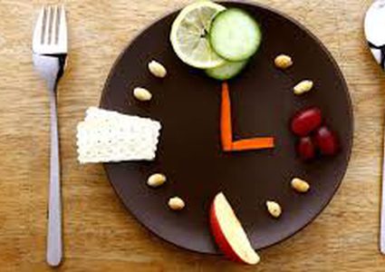 مخاطر تأخير وجبة العشاء على صحتكم