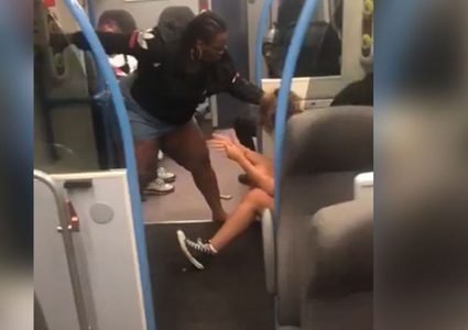 شاهد بالفيديو.. معركة نسائية ضارية بسبب “ساندويتش”