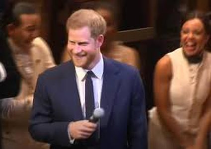 شاهد.. الأمير هاري في "عرض غنائي فكاهي"