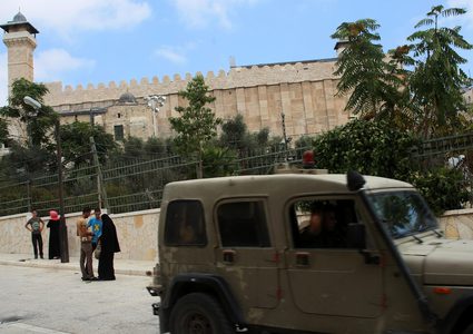 الاحتلال يصبّ الاسمنت في ساحات المسجد الابراهيمي