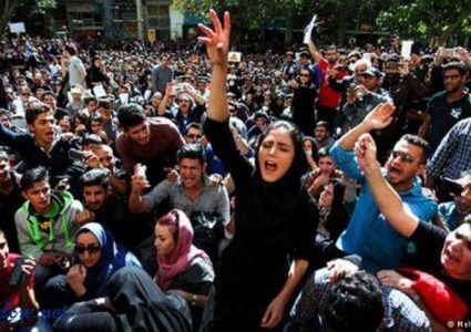 إيران مهددة بوضع اقتصادي "كارثي"