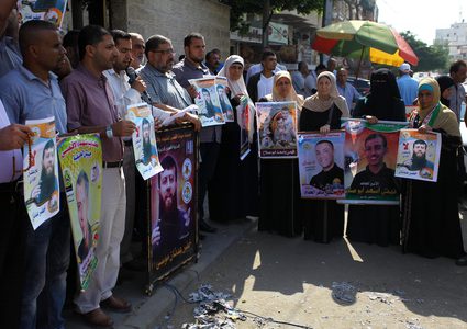 فلسطينيون يشاركون في احتجاج لإظهار التضامن مع السجناء الفلسطينيين المحتجزين في السجون الإسرائيلية ، أمام مكتب الصليب الأحمر في مدينة غزة>