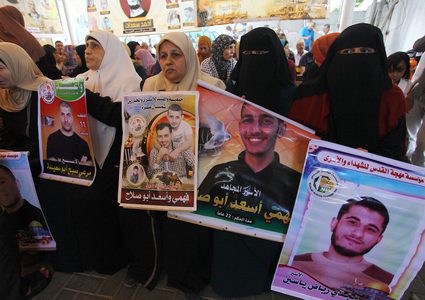 فلسطينيون يشاركون في احتجاج لإظهار التضامن مع السجناء الفلسطينيين المحتجزين في السجون الإسرائيلية ، أمام مكتب الصليب الأحمر في مدينة غزة>