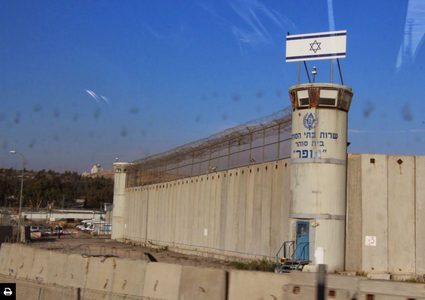 الاحتلال أدخل 41 أسيراً قاصراً لـ "عوفر"