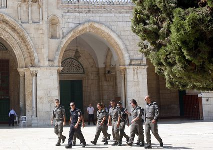 مستوطنون وعناصر شرطة ومخابرات يقتحمون الأقصى