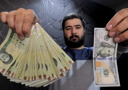الريال الإيراني يتهاوى إلى 130 ألفًا مقابل الدولار