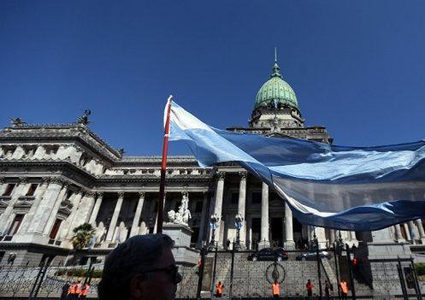 الأرجنتين تلغي نصف وزاراتها لمواجهة حالة الطوارئ