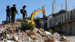 189 منزلاً مهددة بالهدم في قرية الولجة