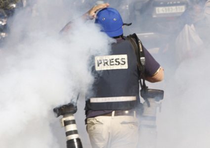 إصابة صحفيين بالاختناق بالقرب من معسكر "عوفر"