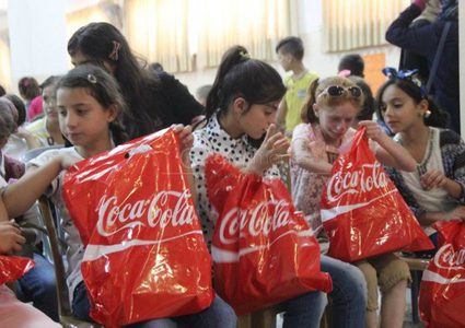 توزيع 6000 حقيبة مدرسية في الضفة الغربية وغزة