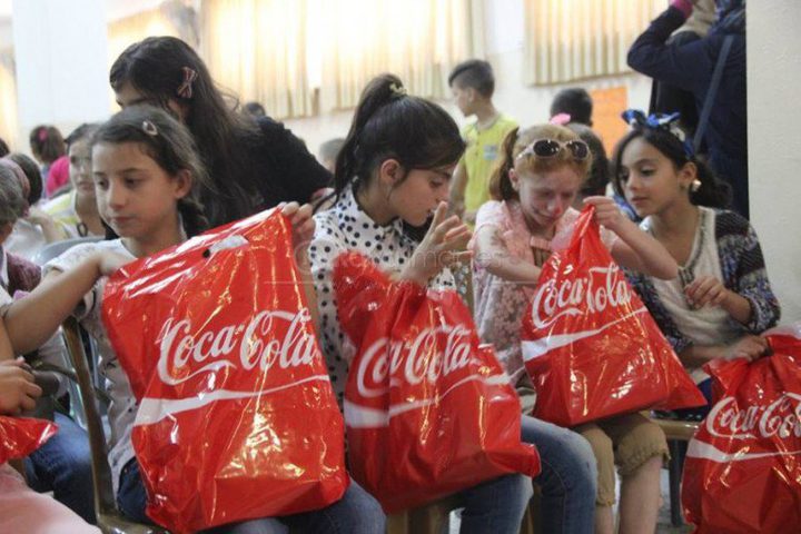 توزيع 6000 حقيبة مدرسية في الضفة الغربية وغزة