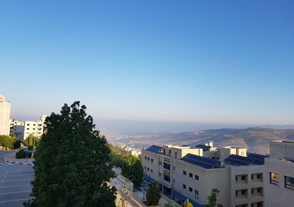 الطقس: الجو حار إلى شديد الحرارة