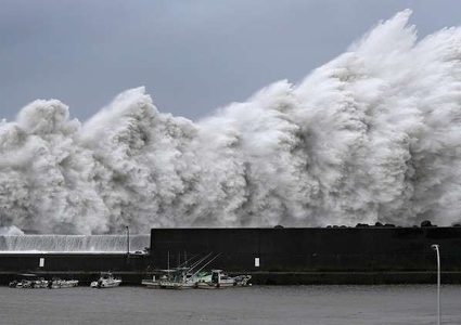 اليابان تعلّق حركة الطيران والقطارات