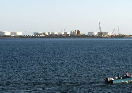 إيران تنقل ميناء رئيسيا لتصدير النفط من الخليج