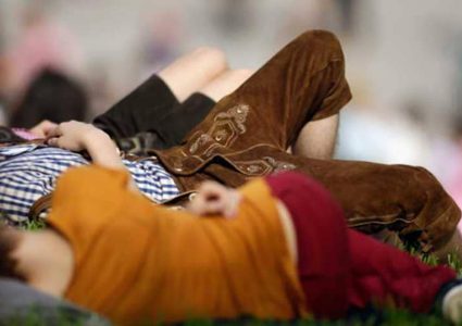 العلم يكشف ماذا يفعل نوم القيلولة بـ"مخ الإنسان"؟