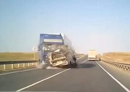 مصرع جميع ركاب حافلة في حادث مروري مروع! (فيديو)