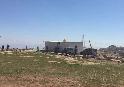 الاحتلال يفكك كرفاناً ويستولي عليه من خربة حمصة