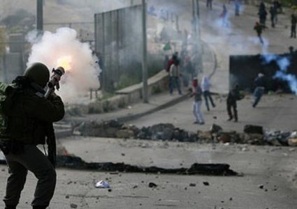 الخليل: إصابات بالاختناق بمواجهات مع الاحتلال