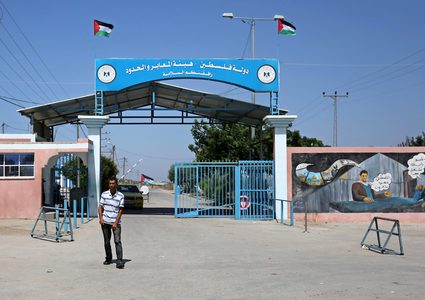 فلسطينيون يقفون خارج بوابة حاجز بيت حانون في شمال قطاع غزة في 5 سبتمبر 2018، بعد اغلا الاحتلال الإسرائيلي "حاجز ايرز" بعد مظاهرة نظمها الفلسطينيون ضد قرارات الإدارة الأمريكية بوقف تمويل الأونروا.