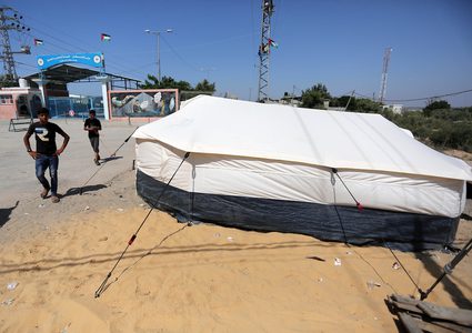 فلسطينيون يقفون خارج بوابة حاجز بيت حانون في شمال قطاع غزة في 5 سبتمبر 2018، بعد اغلا الاحتلال الإسرائيلي "حاجز ايرز" بعد مظاهرة نظمها الفلسطينيون ضد قرارات الإدارة الأمريكية بوقف تمويل الأونروا.