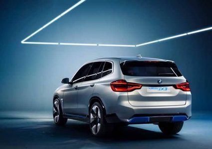 مرسيديس وبي أم تكشفان النقاب عن سيارات كهربائية