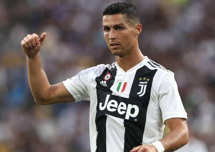 رونالدو يكشف عن سيارته الأولى في إيطاليا (صور)