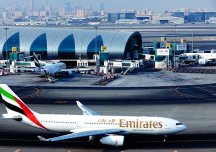 حجز طائرة إماراتية لإصابة 10 ركاب بأعراض مرضية